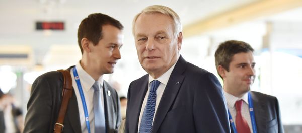 French Foreign Minister Jean-Marc Ayrault (C) arrives at Hiroshima Airport on April 10, 2016 to attend a two-day G7 foreign ministers' meeting French Foreign Minister Jean-Marc Ayrault (C) arrives at Hiroshima Airport on April 10, 2016 to attend a two-day G7 foreign ministers' meeting - Sputnik International
