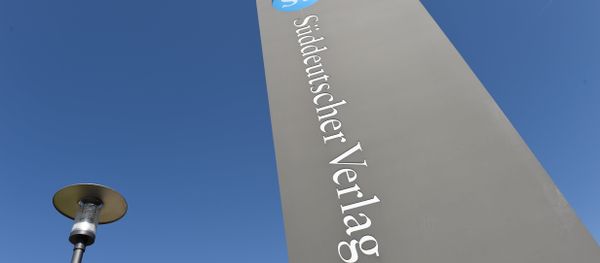 A logo of German publisher Sueddeutsche Verlag of German daily Sueddeutsche Zeitung is pictured in front of the main building in Munich, southern Germany, on April 5, 2016 - Sputnik International