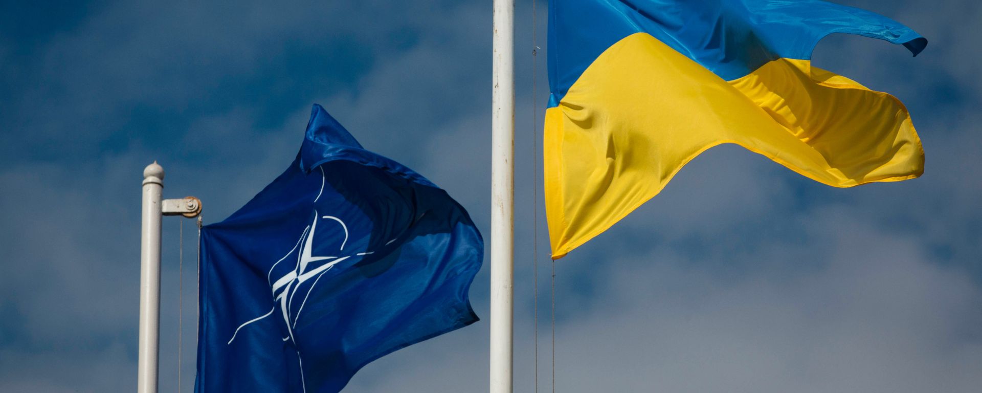 National flag of Ukraine and the NATO flag National flag of Ukraine and the NATO flag - Sputnik International, 1920, 18.01.2022