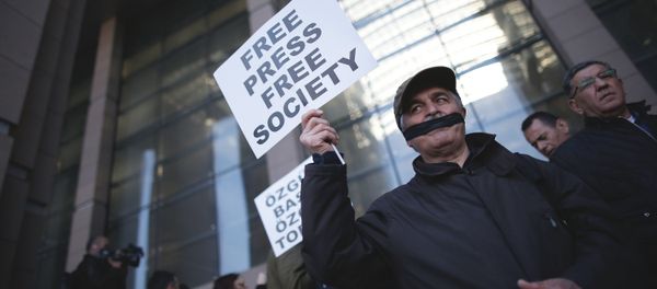 Turkish journalists cover their mouths with black ribbons before the trial of Can Dundar, the editor-in-chief of opposition newspaper Cumhuriyet and Erdem Gul, the paper's Ankara representative, outside the courthouse in Istanbul, Friday, April 1, 2016 - Sputnik International
