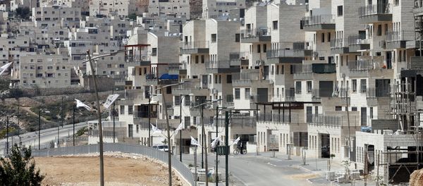 A picture taken on April 14, 2016 shows a partial view of the Israeli settlement of Givat Zeev near the West Bank city of Ramallah - Sputnik International