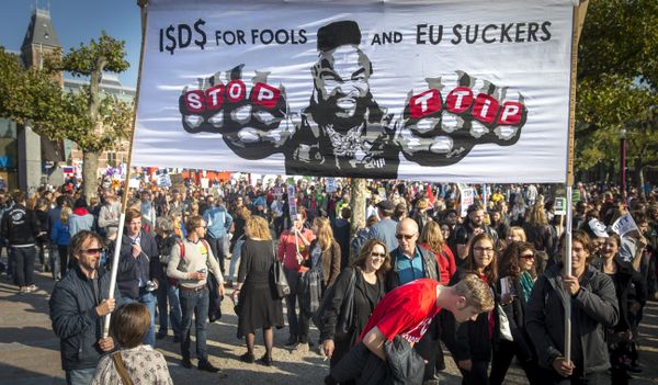 People rally against the Transatlantic Trade and Investment Partnership (TTIP), a massive free-trade accord being negotiated by the European Union and the United States, on October 10, 2015 in Amsterdam. - Sputnik International
