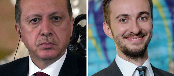 This combo made with file pictures shows Turkish President Recep Tayyip Erdogan (L) in Lima on February 2, 2016 and German TV comedian Jan Böhmermann on February 22, 2012 in Berlin - Sputnik International