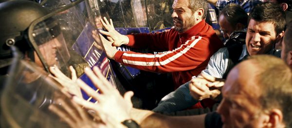 Protestors clash with policemen in front of ruling party VMRO headquarters in Skopje, Macedonia April 12, 2016. Protestors clash with policemen in front of ruling party VMRO headquarters in Skopje, Macedonia April 12, 2016. - Sputnik International
