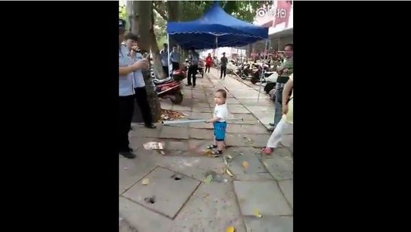 Toddler picked up steel pipe to defend his grandma from ‪China‬'s urban management force - Sputnik International