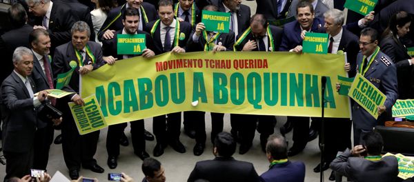 Lower house members who support the impeachment demonstrate during a session to review the request for Brazilian President Dilma Rousseff's impeachment, at the Chamber of Deputies in Brasilia, Brazil April 15, 2016 - Sputnik International