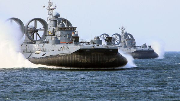 The air-cushion small landing ships Mordovia, right, and Evgeny Kocheshkov, left, at the Baltic Fleets's range during the joint Russian-Belarusian drills Union Shield 2015 in Kaliningrad Region - Sputnik International