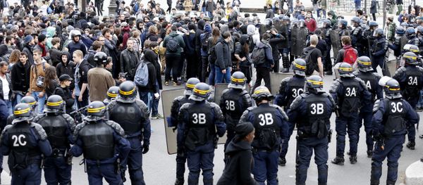 Riot policemen stand guard the Place de la Republique as protesters demonstrate against the labour reform laws in Paris on April 14, 2016 - Sputnik International