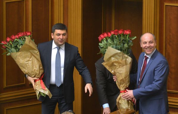 Ukrainian Prime Minister Volodymyr Groysman (L) and Andriy Parubiy, chair of the Ukrainian Parliament, hold bouquets of red roses during a parliamentary session in Kiev on April 14, 2016 - Sputnik International