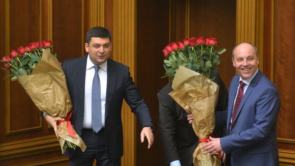 Newly appointed Prime Minister of Ukraine Volodymyr Groysman (L) and Andriy Parubiy, newly appointment chair of the Ukrainian Parliament, hold bouquets of red roses during a parliamentary session in Kiev on April 14, 2016 Newly appointed Prime Minister of Ukraine Volodymyr Groysman (L) and Andriy Parubiy, newly appointment chair of the Ukrainian Parliament, hold bouquets of red roses during a parliamentary session in Kiev on April 14, 2016 - Sputnik International