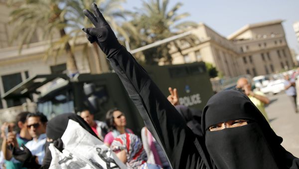 A Muslim Brotherhood member shouts solgans in front of riot police during a demonstration protesting the government's decision to transfer two Red Sea islands to Saudi Arabia, in front of the Press Syndicate in Cairo, Egypt, April 15, 2016 - Sputnik International