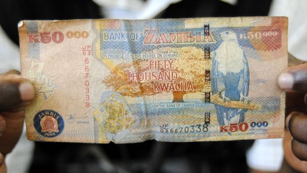 A man displays a 50,000 Kwacha note in Lusaka, Zambia, January 23, 2012 - Sputnik International