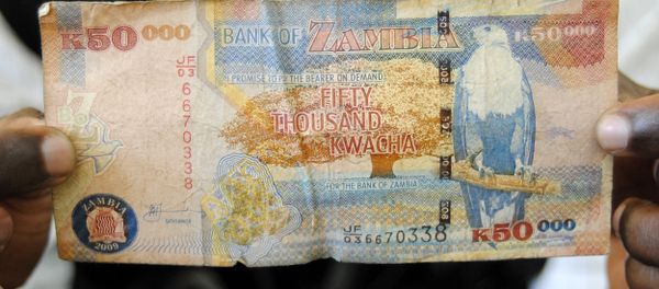 A man displays a 50,000 Kwacha note in Lusaka, Zambia, January 23, 2012 - Sputnik International