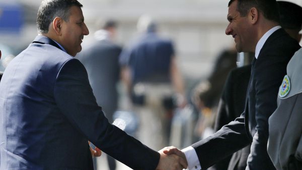 Riad Hijab (L), Syrian opposition coordinator for the High Negotiations Committee (HNC), arrives at his hotel ahead of Syria peace talks in Geneva (File) - Sputnik International