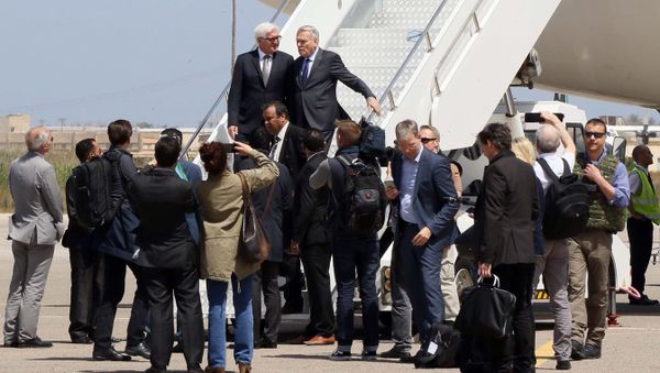 French Foreign affairs minister Jean-Marc Ayrault (top-R) and German Foreign Minister Frank-Walter Steinmeier (top-L) disembark from the plane upon their arrival in the Libyan capital, Tripoli on April 16, 2016 French Foreign affairs minister Jean-Marc Ayrault (top-R) and German Foreign Minister Frank-Walter Steinmeier (top-L) disembark from the plane upon their arrival in the Libyan capital, Tripoli on April 16, 2016 - Sputnik International