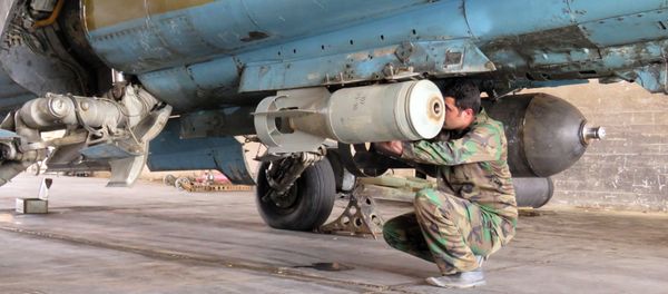 A Syrian Army soldier attaches a missile to a jet at Dmeir military airport, 50 km north-east of Damascus, on April 8, 2016 A Syrian Army soldier attaches a missile to a jet at Dmeir military airport, 50 km north-east of Damascus, on April 8, 2016 - Sputnik International