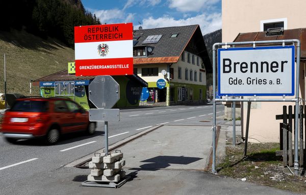 Migrant Mayhem: Europe Sits on the Fence as Barriers Divide Schengen Area Migrant Mayhem: Europe Sits on the Fence as Barriers Divide Schengen Area - Sputnik International