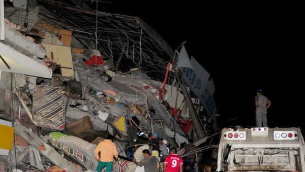 People stand next to the debris of a building after an earthquake struck off the Pacific coast, in Manta, Ecuador, April 16, 2016 - Sputnik International