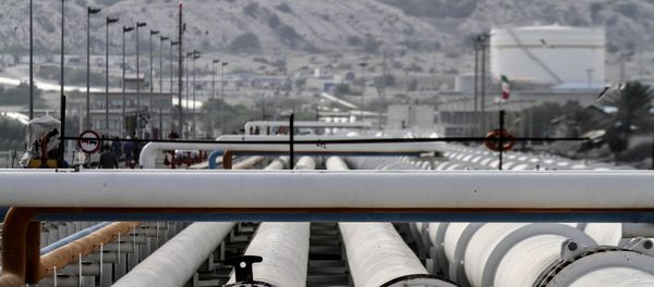 A picture shows export oil pipelines at an oil facility in the Khark Island, on the shore of the Gulf, on February 23, 2016 - Sputnik International