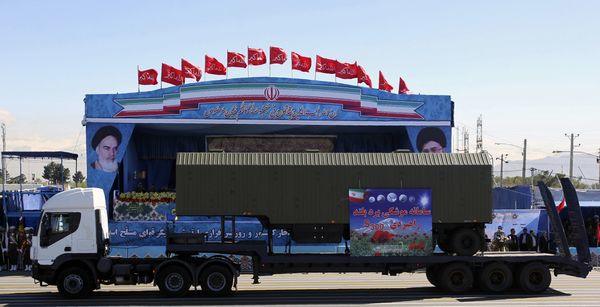 An Iranian military truck carries alleged parts of the S-300 missile system  - Sputnik International