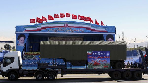An Iranian military truck carries alleged parts of the S-300 missile system An Iranian military truck carries alleged parts of the S-300 missile system - Sputnik International