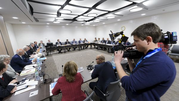 U.N. mediator on Syria Staffan de Mistura attends a meeting with the Syrian opposition High Negotiations Committee (HNC) during Syria peace talks at the United Nations in Geneva, Switzerland, April 15, 2016 - Sputnik International