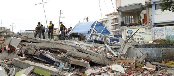Police officers stand on debris after an earthquake struck off Ecuador's Pacific coast, at Tarqui neighborhood in Manta April 17, 2016 Police officers stand on debris after an earthquake struck off Ecuador's Pacific coast, at Tarqui neighborhood in Manta April 17, 2016 - Sputnik International