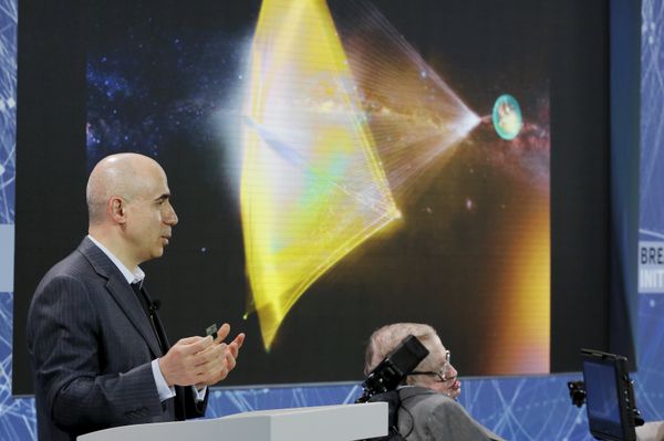 Investor Yuri Milner holds a small chip during an announcement of the Breakthrough Starshot initiative with physicist Stephen Hawking in New York April 12, 2016 Investor Yuri Milner holds a small chip during an announcement of the Breakthrough Starshot initiative with physicist Stephen Hawking in New York April 12, 2016 - Sputnik International