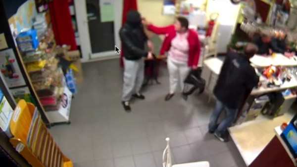 The Brave One: Frenchwoman Holding Baby Fights Off Gunman - Sputnik International