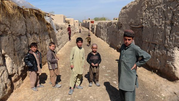 Afghan children watch Afghan National Army (ANA) soldiers in Dand-e-Ghori district in Baghlan province on March 15, 2016. - Sputnik International