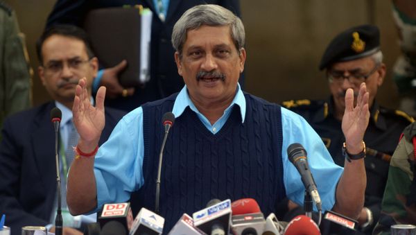 Indian Defence Minister Manohar Parrikar speaks to the media at the air force base in Pathankot on January 5, 2016. - Sputnik International