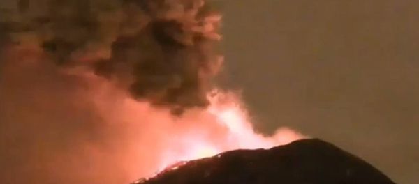 Mexico's Popocatépetl Volcano Shoots Glowing Rock a Mile Into the Air Mexico's Popocatépetl Volcano Shoots Glowing Rock a Mile Into the Air - Sputnik International