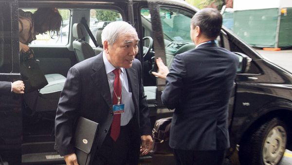 China's Special Envoy for Syria Xie Xiaoyan (L) arrives for a meeting with U.N. Special Envoy for Syria Staffan de Mistura on the sidelines of Syrian peace talks at the United Nations in Geneva, Switzerland, April 18, 2016. - Sputnik International