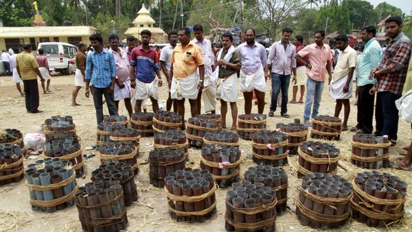 People stand next to empty fire cracker shells inside the compound of a temple after a fire broke out at the temple in Kollam in the southern state of Kerala, India, April 10, 2016. People stand next to empty fire cracker shells inside the compound of a temple after a fire broke out at the temple in Kollam in the southern state of Kerala, India, April 10, 2016. - Sputnik International