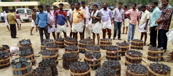 People stand next to empty fire cracker shells inside the compound of a temple after a fire broke out at the temple in Kollam in the southern state of Kerala, India, April 10, 2016. People stand next to empty fire cracker shells inside the compound of a temple after a fire broke out at the temple in Kollam in the southern state of Kerala, India, April 10, 2016. - Sputnik International