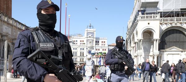 Italian masked police officers patrol in St. Mark's square in the Venice lagoon, Italy, March 24, 2016. - Sputnik International