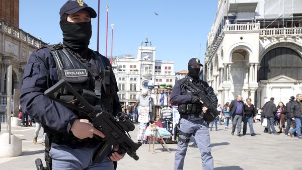 Italian masked police officers patrol in St. Mark's square in the Venice lagoon, Italy, March 24, 2016. - Sputnik International
