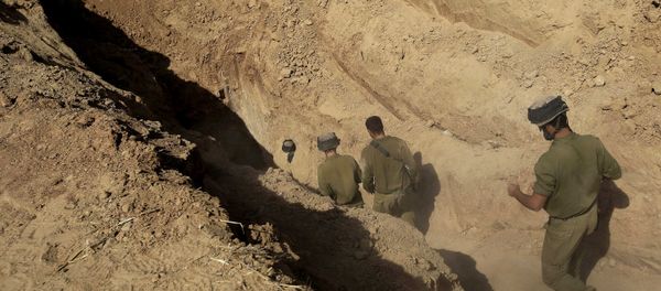 Israeli soldiers enter a tunnel discovered near the Israel Gaza border (File) - Sputnik International