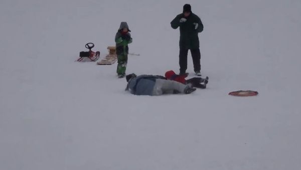 Sledding Mom Hits Kid - Sputnik International