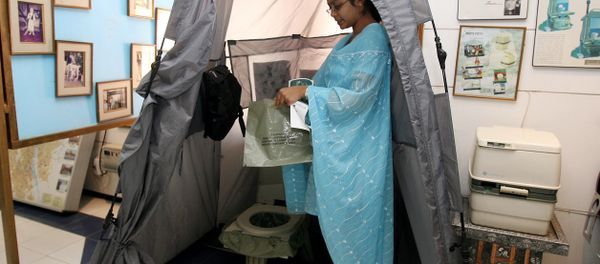 Portable toilet for travellers is displayed at the Sulabh International Toilet Museum in New Delhi - Sputnik International