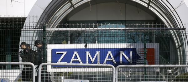 Riot police officers walk by the headquarters of Zaman newspaper in Istanbul - Sputnik International