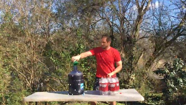 Making a Cocktail out of Dr. Pepper and Mentos - Sputnik International