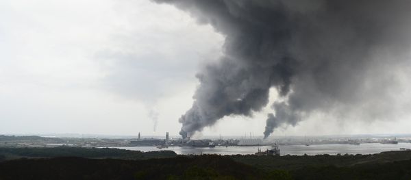 Smoke rises from the explosion site at Mexican national oil company Pemex's Pajaritos petrochemical complex in Coatzacoalcos, Veracruz state, Mexico, April 20, 2016. Smoke rises from the explosion site at Mexican national oil company Pemex's Pajaritos petrochemical complex in Coatzacoalcos, Veracruz state, Mexico, April 20, 2016. - Sputnik International