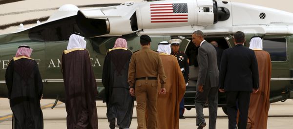 US President Barack Obama walks toward Marine One upon his arrival at King Khalid International Airport for a summit meeting in Riyadh, Saudi Arabia April 20, 2016. - Sputnik International