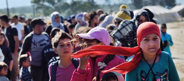 Refugees and migrants queue for food at the makeshift camp along the Greek-Macedonian border near the village of Idomeni on April 20, 2016. - Sputnik International