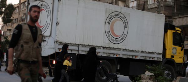 Syrian Aarb Red Crescent trucks transporting aid arrive in Ain Tarma, in the eastern Ghouta area, a rebel stronghold east of the Syrian capital Damascus - Sputnik International