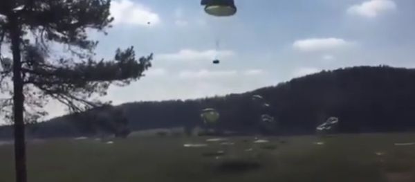Watch These Army Humvees Violently Crash Into The Ground After A Failed Airdrop - Sputnik International