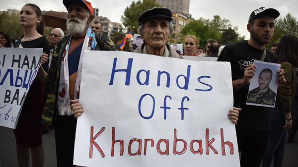 An Armenian man holds a placard reading Hands off Karabakh as he takes part in a rally in Yerevan on April 21, 2016. - Sputnik International