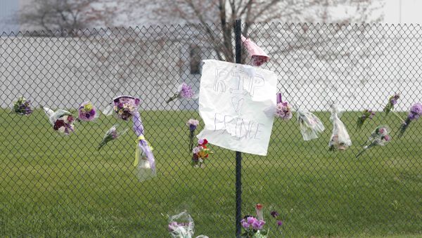 Flowers and a sign appear on the fence at Paisley Park Studios, the home and studio of singer Prince, Thursday, April 21, 2016 in Chanhassen, Minn. Prince died at the home, Thursday, at the age of 57. - Sputnik International