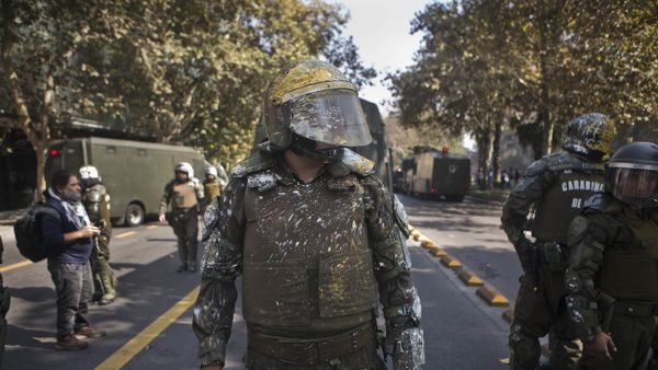 Riot police officers stands on the street after protesting students pelted them with paint during a protest demanding that the government make true its promise of free education, in Santiago, Chile, Thursday, April 21, 2016. - Sputnik International